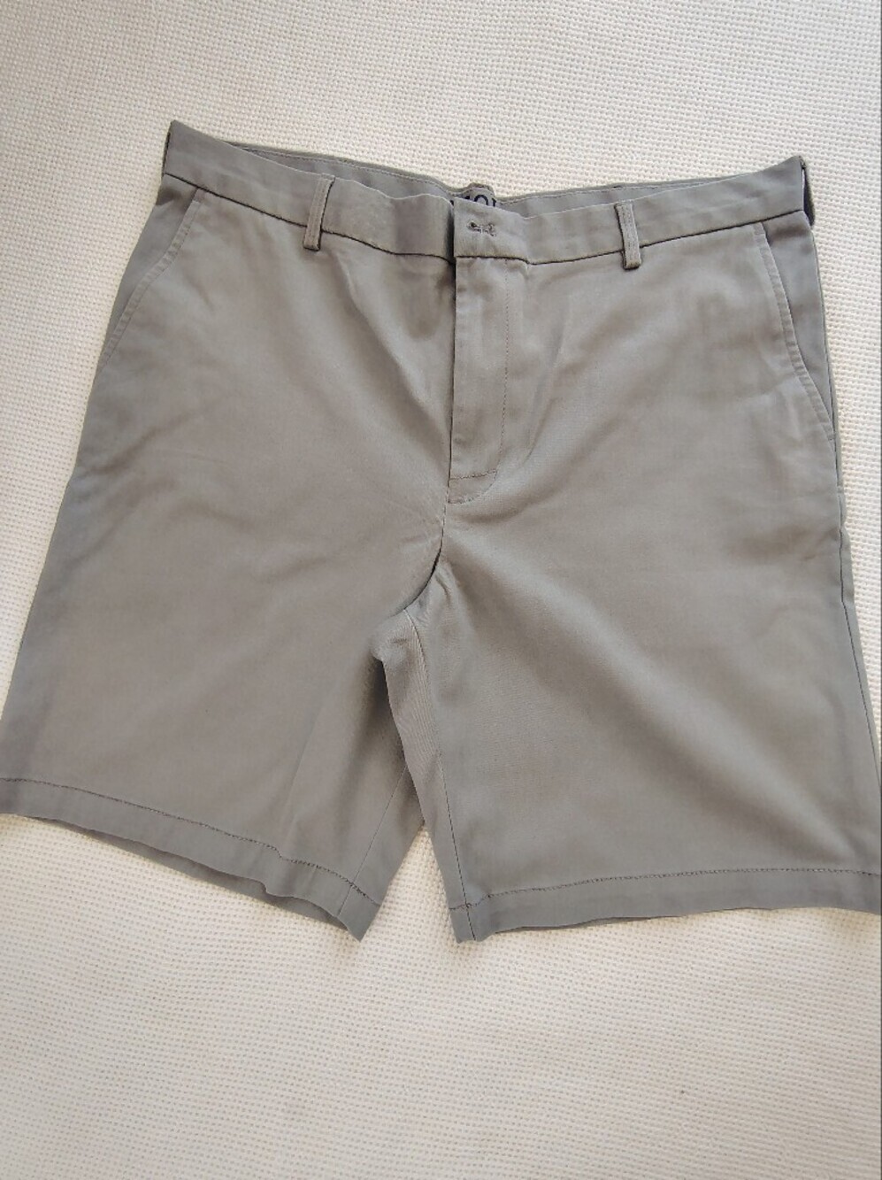 Izod Men's Flat Front Gray Shorts